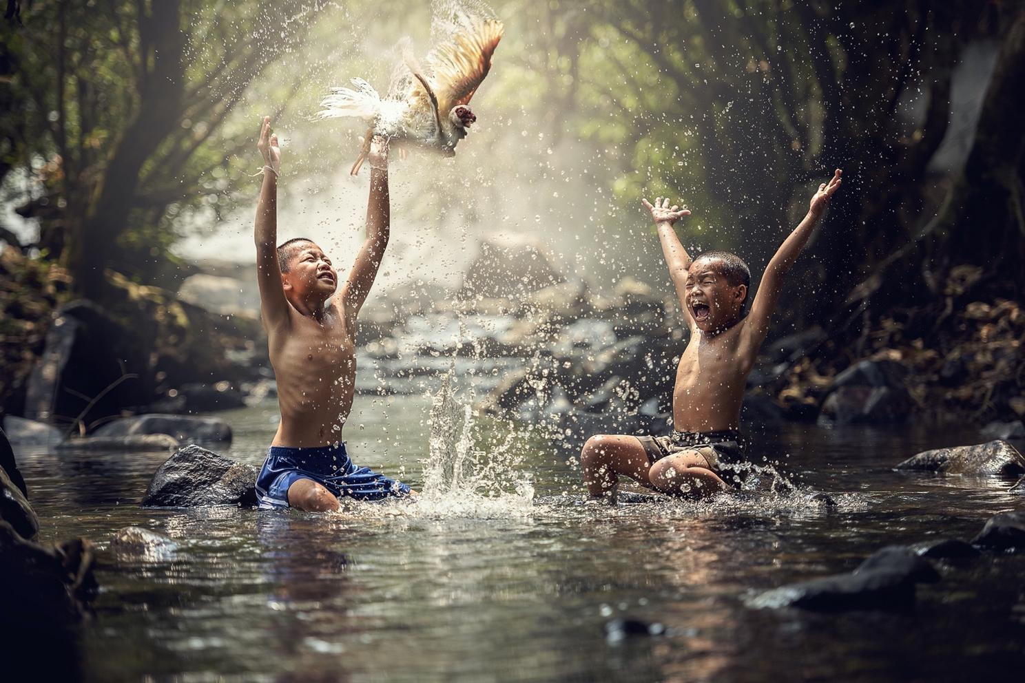 BoysSplashing